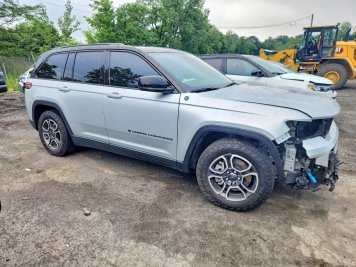 2022 jeep grand-cherokee TRAILHAWK 4XE in Silver - Front Three-Quarter View - BidGoDrive Inventory