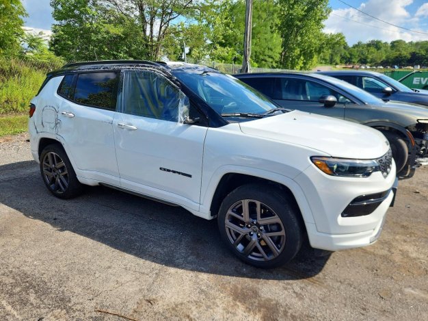 2025 Jeep Compass LIMITED in White - Front Three-Quarter View - BidGoDrive Inventory