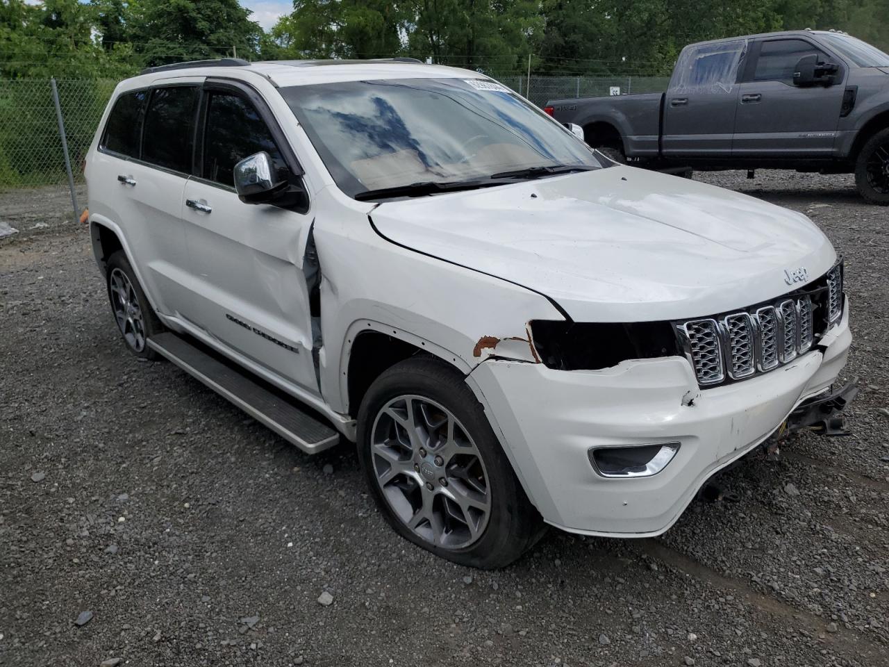 2021 jeep grand-cherokee OVERLAND in White- Front Three-Quarter View