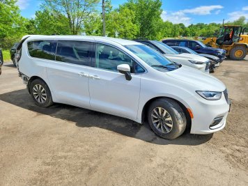 2023 chrysler pacifica HYBRID TOURING L in White - Front Three-Quarter View - BidGoDrive Inventory