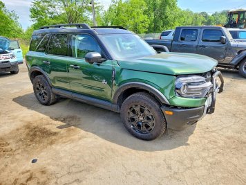 2025 ford bronco-sport OUTER BANKS in Green - Front Three-Quarter View - BidGoDrive Inventory