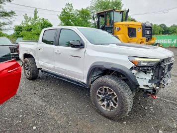2024 chevrolet colorado ZR2 in White - Front Three-Quarter View - BidGoDrive Inventory