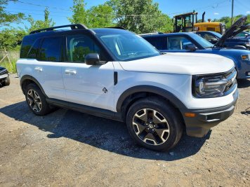 2022 ford bronco-sport OUTER BANKS in White - Front Three-Quarter View - BidGoDrive Inventory