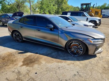 2021 volvo s60 T6 R-DESIGN in Gray - Front Three-Quarter View - BidGoDrive Inventory