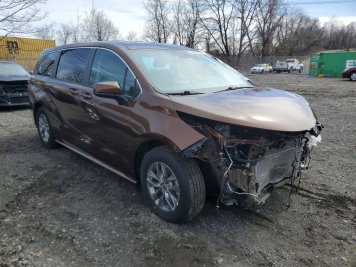 2023 toyota sienna  в Brown - Вид с передней части под углом - Инвентарь BidGoDrive