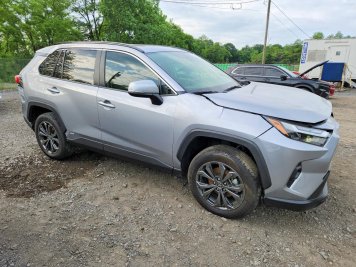 2025 toyota rav4 XLE PREMIUM в Silver - Вид с передней части под углом - Инвентарь BidGoDrive