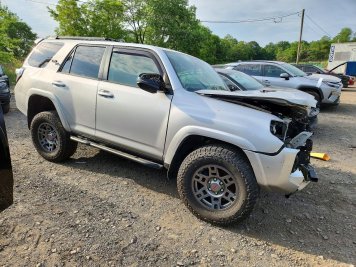 2022 toyota 4runner TRD OFF-ROAD PREMIUM в Silver - Вид с передней части под углом - Инвентарь BidGoDrive