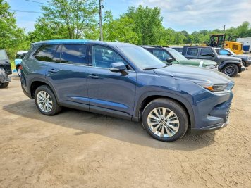 2026 toyota grand-highlander PLATINUM в Blue - Вид с передней части под углом - Инвентарь BidGoDrive