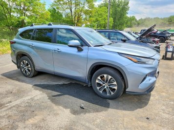 2024 toyota highlander XLE in Gray - Front Three-Quarter View - BidGoDrive Inventory