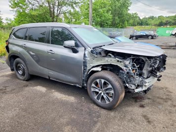 2026 toyota highlander XLE in Gray - Front Three-Quarter View - BidGoDrive Inventory