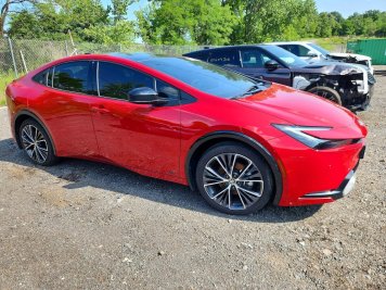 2024 toyota prius LIMITED в Red - Вид с передней части под углом - Инвентарь BidGoDrive