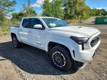 2024 toyota tacoma TRD SPORT в White - Вид с передней части под углом - Инвентарь BidGoDrive