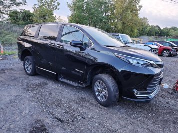 2024 toyota sienna BRAUNABILITY в Black - Вид с передней части под углом - Инвентарь BidGoDrive