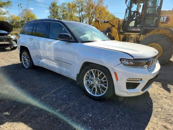 2023 jeep grand-cherokee SUMMIT in White - Front Three-Quarter View - BidGoDrive Inventory