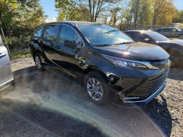 2024 toyota sienna  в Black - Вид с передней части под углом - Инвентарь BidGoDrive