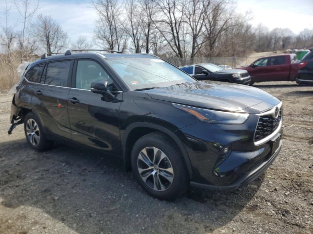 2024 Toyota Highlander XLE в Black - вид спереди под углом - Инвентарь BidGoDrive