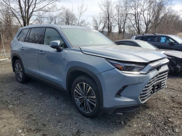 2025 Toyota GRAND HIGHLANDER HYBRID MAX PLATINUM в Gray - вид спереди под углом - Инвентарь BidGoDrive
