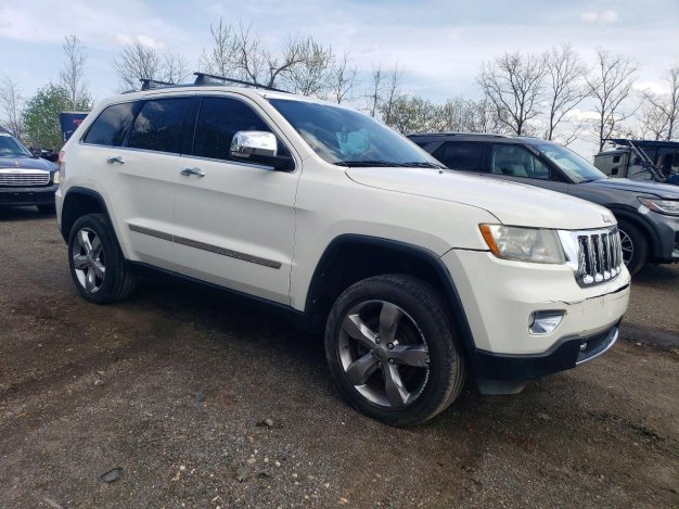 2012 Jeep GRAND CHEROKEE OVERLAND в White - вид спереди под углом - Инвентарь BidGoDrive