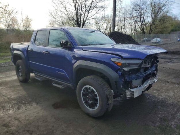 2024 Toyota Tacoma TRD OFF-ROAD в Blue - вид спереди под углом - Инвентарь BidGoDrive