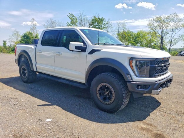 2023 Ford F150 RAPTOR в White - вид спереди под углом - Инвентарь BidGoDrive