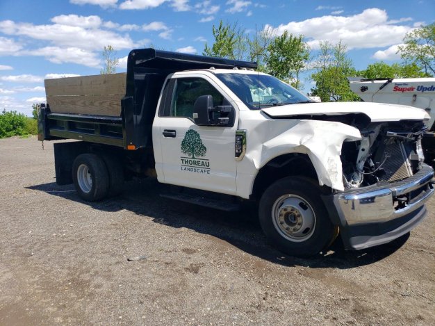 2021 Ford F350 DUMP TRUCK в White - вид спереди под углом - Инвентарь BidGoDrive