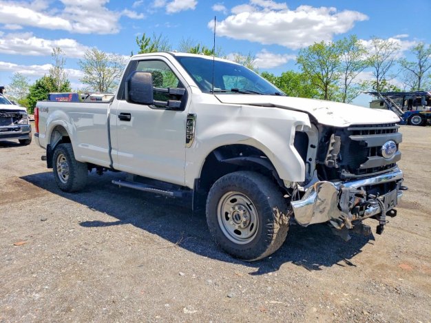 2021 Ford F350  в White - вид спереди под углом - Инвентарь BidGoDrive