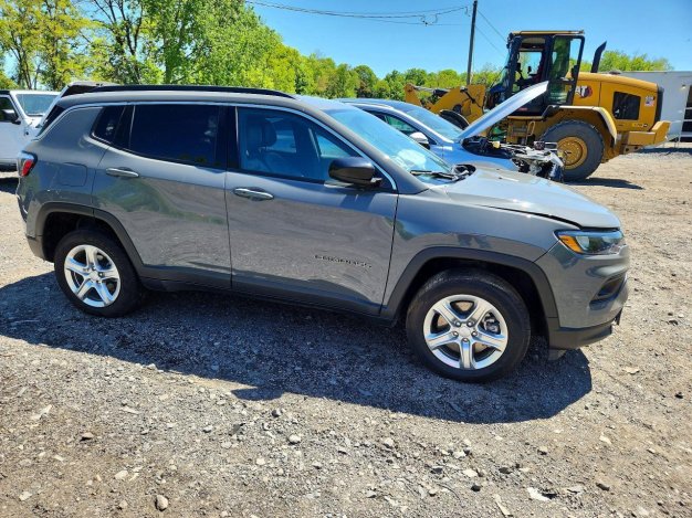 2024 Jeep Compass  в Gray - вид спереди под углом - Инвентарь BidGoDrive