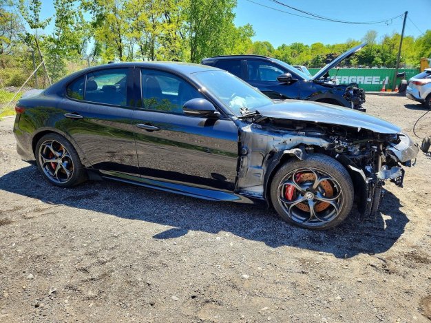 2023 Alfa Romeo GIULIA QUADRIFOGLIO в Black - вид спереди под углом - Инвентарь BidGoDrive