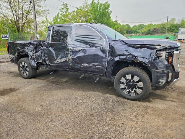 2025 GMC Sierra DENALI в Black - вид спереди под углом - Инвентарь BidGoDrive