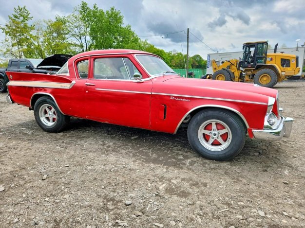 1961 Studebaker Hawk  в Red - вид спереди под углом - Инвентарь BidGoDrive