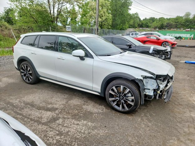 2026 Volvo V60 CROSS COUNTRY ULTRA в White - вид спереди под углом - Инвентарь BidGoDrive
