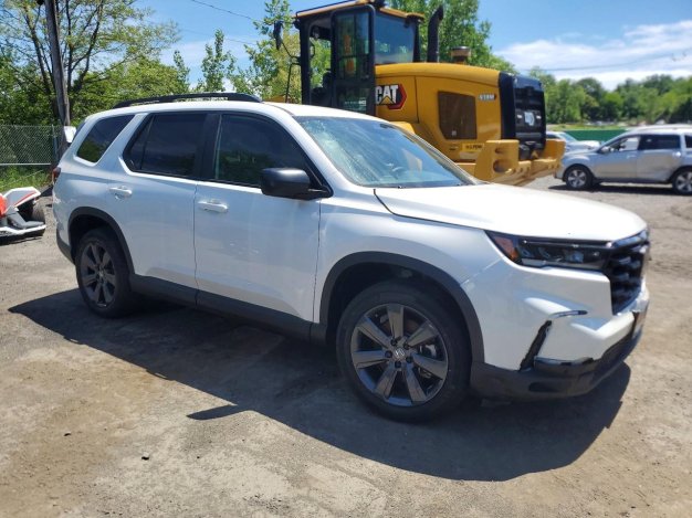 2025 Honda Pilot SPORT в White - вид спереди под углом - Инвентарь BidGoDrive