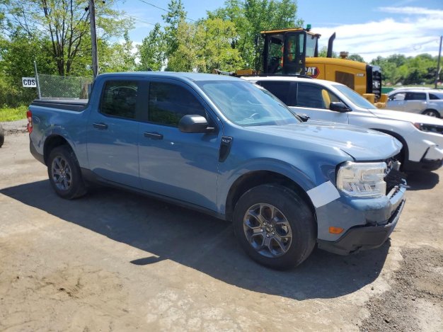 2024 Ford Maverick XLT в Blue - вид спереди под углом - Инвентарь BidGoDrive