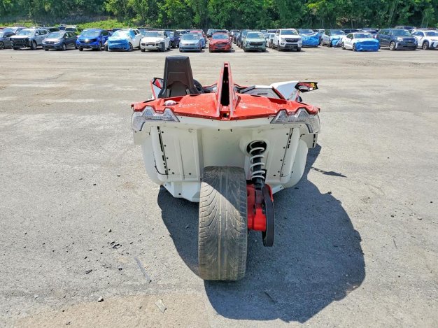 2016 Polaris Slingshot SL в Two Tone - вид спереди под углом - Инвентарь BidGoDrive