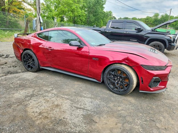 2026 Ford Mustang GT в Burgundy - вид спереди под углом - Инвентарь BidGoDrive