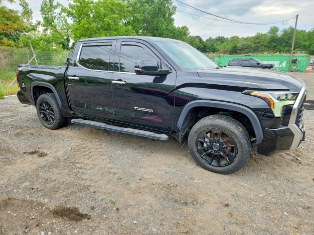 2023 Toyota Tundra LIMITED в Black - вид спереди под углом - Инвентарь BidGoDrive