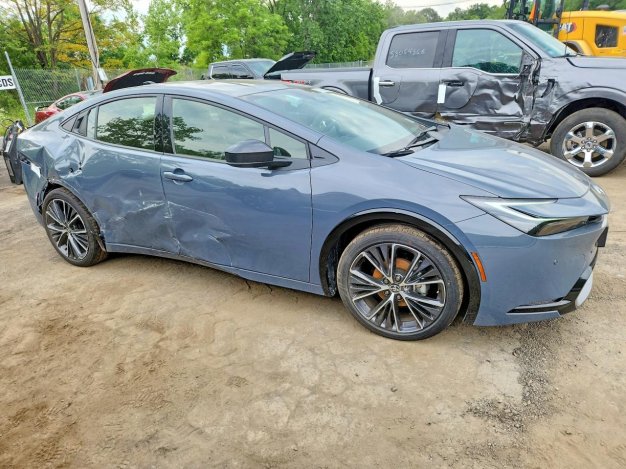 2026 Toyota Prius XLE в Gray - вид спереди под углом - Инвентарь BidGoDrive