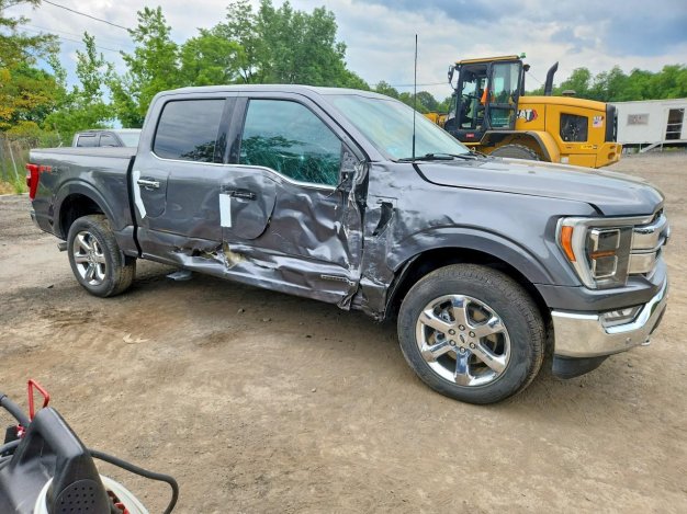 2023 FORD F150 Lariat в Gray - вид спереди под углом - Инвентарь BidGoDrive