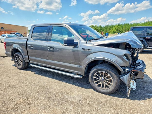2018 Ford F150 XLT в Gray - вид спереди под углом - Инвентарь BidGoDrive
