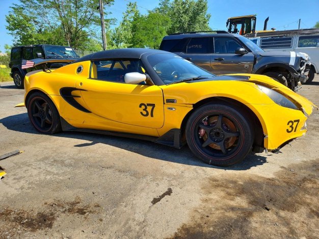 2017 LOTUS Elise S CUP R в Yellow - вид спереди под углом - Инвентарь BidGoDrive