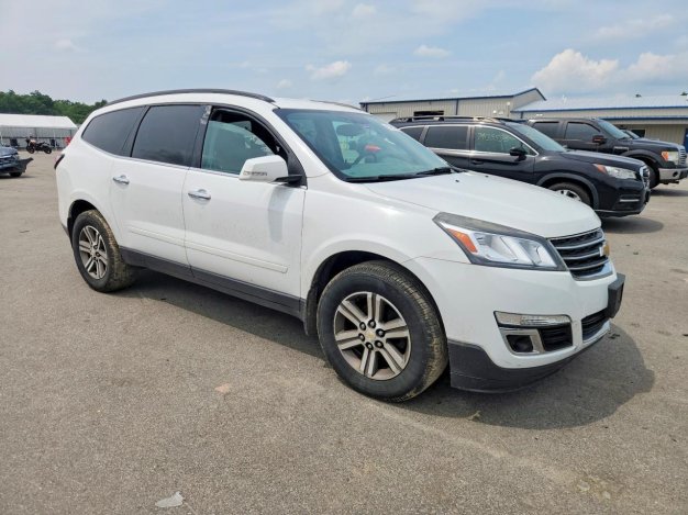 2017 Chevrolet Traverse LT в White - вид спереди под углом - Инвентарь BidGoDrive