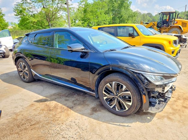 2022 KIA EV6 WIND в Black - вид спереди под углом - Инвентарь BidGoDrive