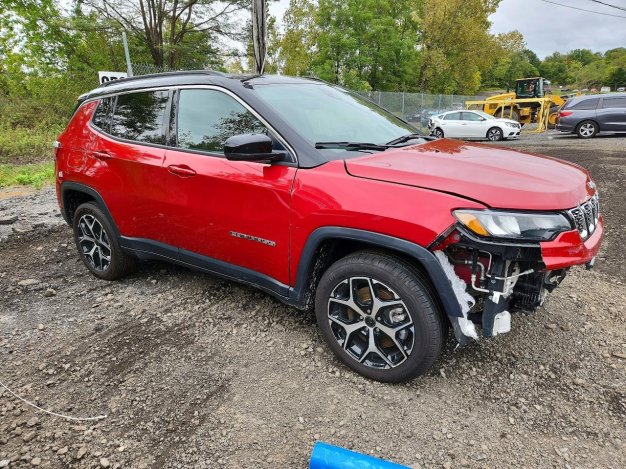 2025 Jeep Compass LIMITED в Burgundy - вид спереди под углом - Инвентарь BidGoDrive