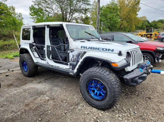 2023 Jeep Wrangler RUBICON 4XE в White - вид спереди под углом - Инвентарь BidGoDrive