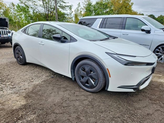2025 Toyota Prius PLUG-IN HYBRID SE в White - вид спереди под углом - Инвентарь BidGoDrive
