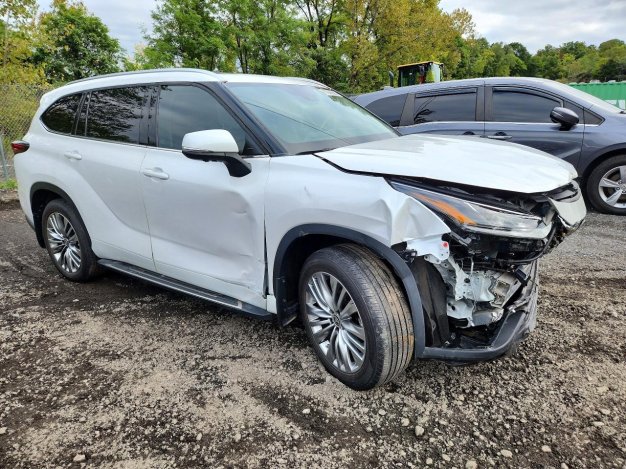 2024 Toyota Highlander PLATINUM в White - вид спереди под углом - Инвентарь BidGoDrive