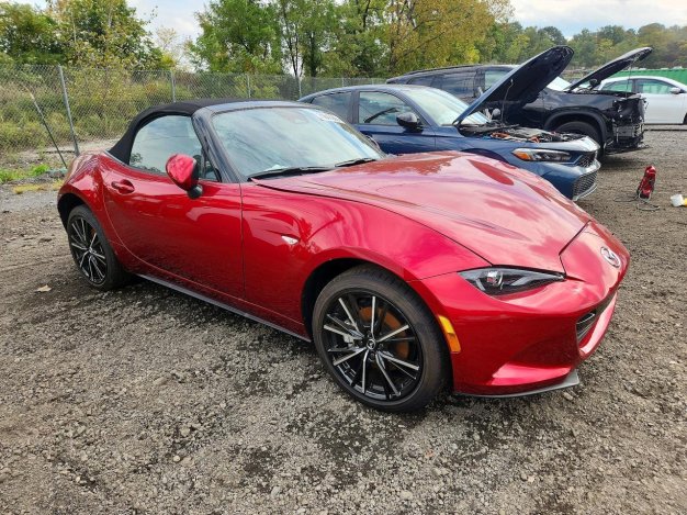 2026 Mazda Mx-5  в Burgundy - вид спереди под углом - Инвентарь BidGoDrive