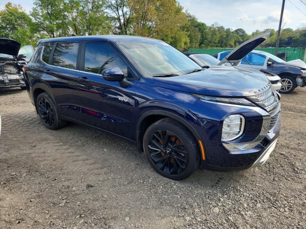 2024 Mitsubishi Outlander SE в Black - вид спереди под углом - Инвентарь BidGoDrive
