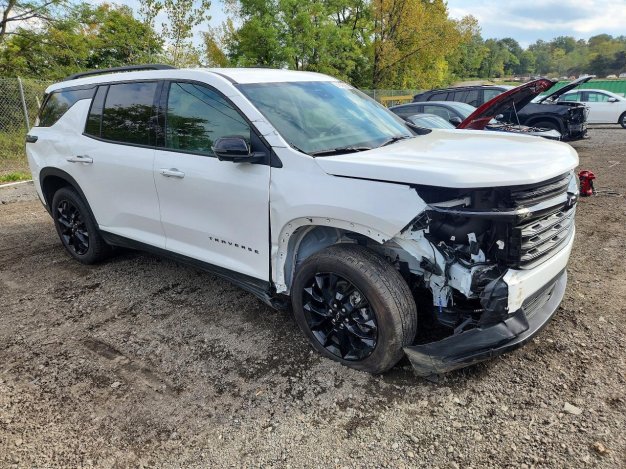 2026 Chevrolet Traverse LT в White - вид спереди под углом - Инвентарь BidGoDrive