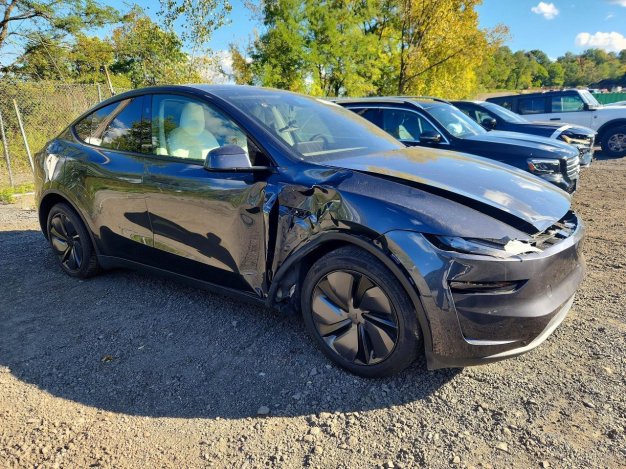 2026 Tesla Model Y  в Gray - вид спереди под углом - Инвентарь BidGoDrive